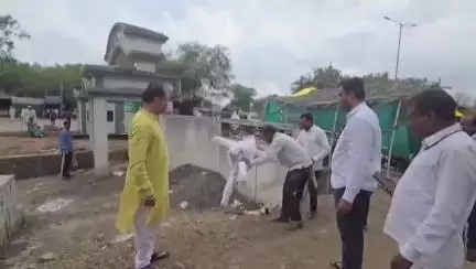 मोर्शी: स्वाभिमानी शेतकरी संघटनेच्या वतीने मोर्शी तहसील कार्यालयासमोर, बबनराव लोणीकर यांचा पुतळा जाळून केला निषेध