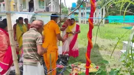 বারাসাত ১: লক্ষীর ভান্ডারের টাকা একত্রিত করে দেবী দুর্গার পূজা, দ্বিতীয় বছরের খুঁটি পুজো সাড়লেন কালাচাঁদ পাড়া অধিবাসীবৃন্দ