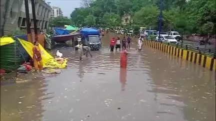 इंदौर: बारिश से इंदौर की सड़कें बनीं तालाब, घरों-कार्यालयों में घुसा पानी, नगर निगम के दावों की खुली पोल
