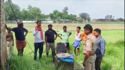 ज्ञानपुर: सिंहपुर में खेत से चोरों ने उखाड़ लिया सबमर्सिबल, पुलिस ने किया घटनास्थल का निरीक्षण