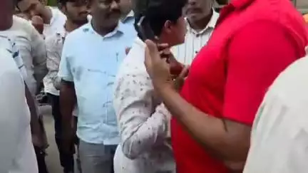 भरधाव वेगात आलेल्या फॉर्च्यूनरने स्वराज्य नगर बार्शी नाका रोडवर थरार माजवला, एका सोमोगाडीसह दोन दुचाकींना दिली धडक