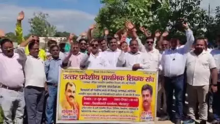 गोरखपुर: डीएम कार्यालय पर ज्ञापन के दौरान शिक्षक संघ के अध्यक्ष ने कहा- छात्र और शिक्षा व्यवस्था के हित में नहीं है पेयरिंग