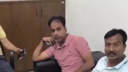 आदित्यपुर गम्हरिया: आदित्यपुर ASL मोटर पर ट्रक ट्रेलर ओनर्स एसोसिएशन का हंगामा, नई सफारी के नाम पर ग्राहक को ठगने का आरोप