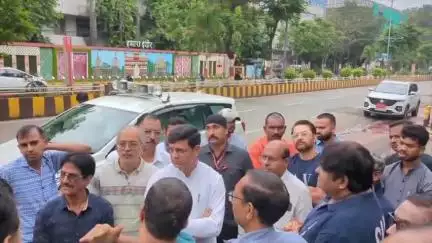 इंदौर: महापौर ने वार्ड 43 का औचक निरीक्षण किया, सफाई व्यवस्था देखी और रहवासियों से संवाद किया
