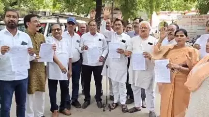 मिर्ज़ापुर: उत्तर प्रदेश उद्योग व्यापार प्रतिनिधिमंडल ने ऑनलाइन ट्रेडिंग व्यापार के विरोध में जिला कलेक्ट्रेट में किया प्रदर्शन