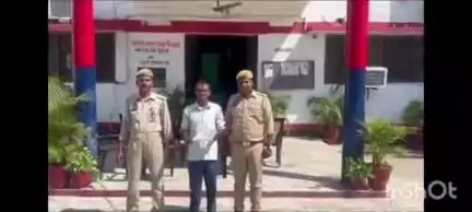 गोला गोकरणनाथ: थाना हैदराबाद पुलिस टीम ने हत्या का प्रयास करने वाले वांछित अभियुक्त को 1 अदद बाँका के साथ किया गिरफ्तार