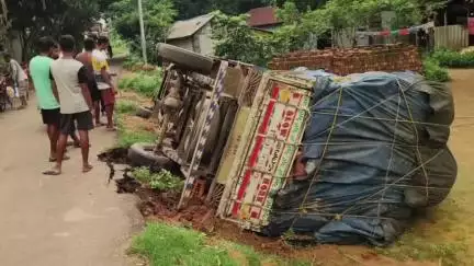 গড়বেতা ৩: হুমগড় এলাকায় রাস্তার ধারে উল্টে গেল পিকআপ ভ্যান