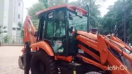পুরুলিয়া ২: পুরসভার নিজস্ব বেকো লোডার ছিল না রথের দিনই নতুন বেকো লোডারের উদ্বোধন হলো পৌরসভা প্রাঙ্গণে উপস্থিত পৌর প্রধান কাউন্সিলররা