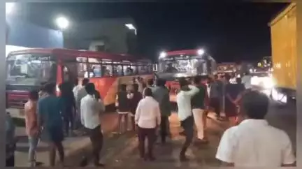 ಕಮಲಾಪುರ: ಪಟ್ಟಣದಲ್ಲಿ ತಡೆರಹಿತ ಬಸ್‌ ನಿಲ್ಲಿಸದ ಹಿನ್ನಲೆಯಲ್ಲಿ ಮದ್ಯರಾತ್ರಿ ಸಾರ್ವಜನಿಕರ ಬೃಹತ್ ಪ್ರತಿಭಟನೆ