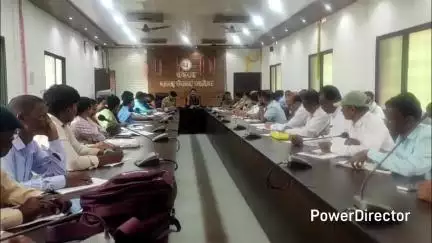 परसिया: परासिया: बारिश में पुल-पुलियों पर लगेंगे बैरिकेड्स, सर्पदंश में मिलेगी तत्काल राहत, एसडीएम ने ली आपदा प्रबंधन बैठक