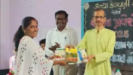 બારડોલી: બારડોલી તાલુકાની ત્રણ શાળાઓમા કૃષિ ખેડૂત કલ્યાણ અને સહકાર વિભાગના નાયબ સચિવની અધ્યક્ષતામાં શાળા પ્રવેશોત્સવ ઉજવાયો