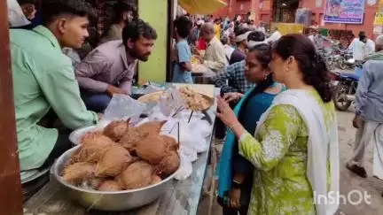 ग्यारसपुर: मानौरा में आयोजित मेले में खाद्य विभाग के अधिकारियों ने प्रसाद, मिठाई और नाश्ते की दुकानों का किया निरीक्षण