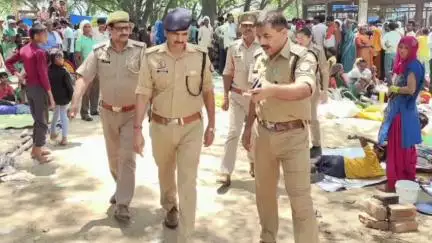 जलेसर: जलेसर कस्बा में शनिजात मेले का निरीक्षण करते हुए अपर पुलिस अधीक्षक CO जलेसर ने सीसीटीवी कंट्रोल रूम का किया भ्रमण