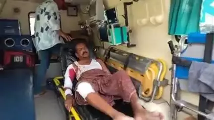 ఎన్ ఎస్ గేట్ సమీపాన రెండు ద్విచక్ర వాహనాలు ఢీకొని ఓ వ్యక్తికి తీవ్ర గాయాలు