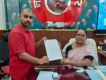 मुंगेर जिला युवा कांग्रेस कमिटी जिला उपाध्यक्ष एडवोकेट प्रणव कुमार ने लल्लू पोखर मोहल्ला के सीढ़ी घाट की मरम्मत करवाने के संबंध में नगर निगम की मेयर को ज्ञापन सौंपा