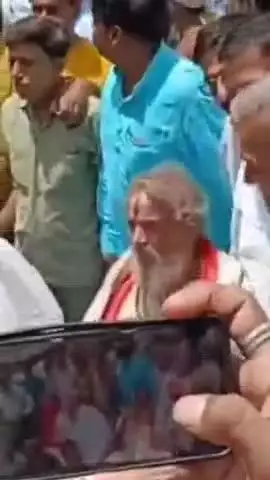 कानपुर: जनरलगंज से निकलने वाली ऐतिहासिक जगन्नाथ यात्रा में लाउडस्पीकर लगाने को लेकर पनकी महंत और पुलिस प्रशासन के बीच हुई नोकझोक