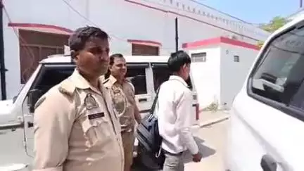 जमीन की पैमाइश के लिए डीएम ने सीआरओ की अध्यक्षता में बनाई टीम, चंद्रशेखर यादव रात में ही मोबाइल टावर पर चढ़ गया था