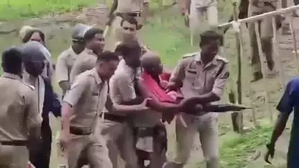 ये बहुत गलत हवत है ....छत्तीसगढ़ में लोकतंत्र खत्म हो चुकी है।
आज छ.ग.रायगढ़ जिलों में तमनार ब्लाक के मुड़ागांव की जंगलों को महाजेंको कंपनी को आबंटित कोल माइंस जिसका एमडीओ अडानी है।जिसका विरोध ग्रामीण 2017 से ही कर रहे हैं।एक पेड़ मां के ना