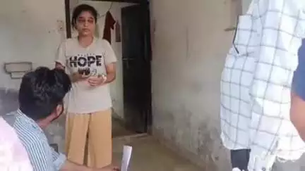 मितौली: मलेरिया निरीक्षक ने दतेली कला गांव में मलेरिया रोगी गरिमा के घर जाकर मलेरिया से बचने के दिए सुझाव