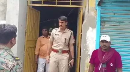 কান্দি: ঘরের ভেতর গ্রামীণ চিকিৎসকের গলাকাটা দেহ উদ্ধার ! চাঞ্চল্য কান্দিতে !