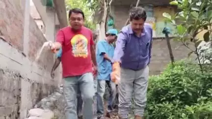 ঘাটাল: ঘাটাল বন্যা কবলিত এলাকাতে মহকুমা শাসক হাতে গ্লাভস  পড়ে সাদা সাদা পাউডার ছড়াচ্ছেন, কিন্তু কেন!