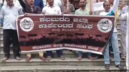 ಕಲಬುರಗಿ: ಮನೆಗಳನ್ನು ನೀಡುವಂತೆ ಆಗ್ರಹಿಸಿ ನಗರದಲ್ಲಿ ಜಿಲ್ಲಾ ಕಾರ್ಪೆಂಟರ್ ಸಂಘದಿಂದ ಪ್ರತಿಭಟನೆ