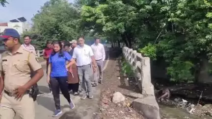 अमरावती: महानगरपालिका आयुक्‍त सौम्‍या शर्मा चांडक यांची ऑक्सिजन पार्क समोरील परिसर स्‍वच्‍छतेसंदर्भात प्रत्‍यक्ष पाहणी