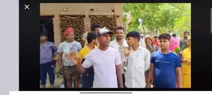 चकबंदी रोकी जाए यहां पैसा दे दे के सब लोग अपना चक नहीं नापा रहे हैं इसमें प्रधान भी मिला हुआ है