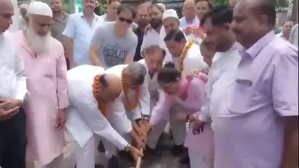 सहारनपुर: वार्ड 28 में सड़क निर्माण कार्य का शुभारंभ महापौर एवं नगर विधायक ने किया, स्थानीय लोग रहे मौजूद