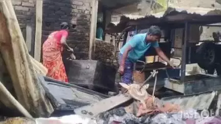 মানিকচক: সোনাপুরে ভয়াবহ আগুনে বাড়ি সহ রোজগরের একমাত্র সম্বল টোটো পুড়ে যাওয়ায় অথই জলে পরিবার