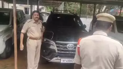 గుంటూరు: సింగయ్య మృతి పై అదుపులోకి తీసుకున్న మాజీ సీఎం వైఎస్ జగన్ కారును నగరంలో తనిఖీ చేసిన రవాణా శాఖ అధికారులు