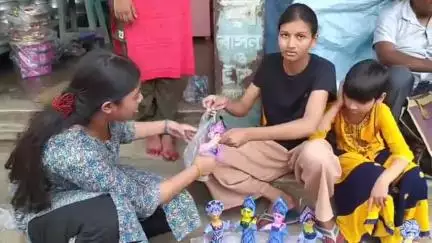 বিনপুর ১: প্লাস্টিক নয়,দহিজুড়িতে রথের মেলায় দেদার বিক্রি হচ্ছে মাটির পুতুল