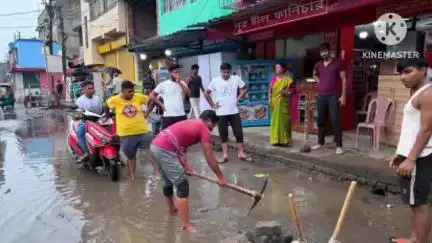বিষ্ণুপুর ২: নিবারণ দত্ত রোডে জমা জলের কারণে অসুবিধার সম্মুখীন  হচ্ছিল এলাকাবাসীরা  প্রশাসনের উদ্যোগে শুরু হলো যুদ্ধকালীন তৎপরতা কাজ
