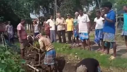 ভাতার: সারা ভারত কৃষক সভার উদ্যোগে আমারুণে স্বেচ্ছাশ্রমে হল নতুন ড্রেন নির্মাণের কাজ, উপস্থিত প্রাক্তন বিধায়ক