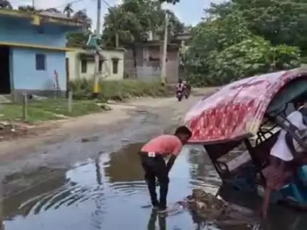 ठाकुरगंज: कृष्णापुरी वार्ड 12 में जलजमाव के कारण ई-रिक्शा पलटा, चालक सुरक्षित