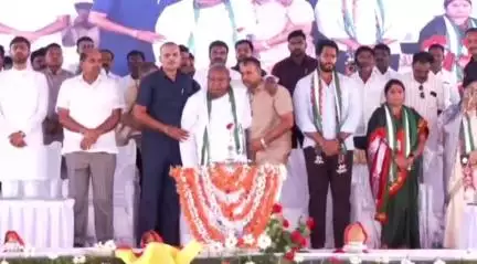 ದೇವದುರ್ಗ: ಪಟ್ಟಣದಲ್ಲಿ ಇಳಿ ವಯಸ್ಸಲ್ಲೂ ನಾಡಗೀತೆಗೆ ಎದ್ದು ನಿಂತು ಗೌರವ ಸಲ್ಲಿಸಿದ ಮಾಜಿ ಪ್ರಧಾನಿ ದೇವೇಗೌಡ
