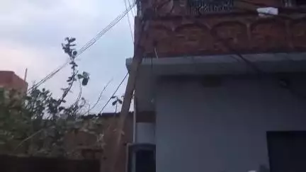 मऊ: हमीनपूरा मुहल्ले में बिजली का खम्बा हुआ टेड़ा, दहशत में मुहल्लेवासी, बिजली विभाग मौन #jansamasya