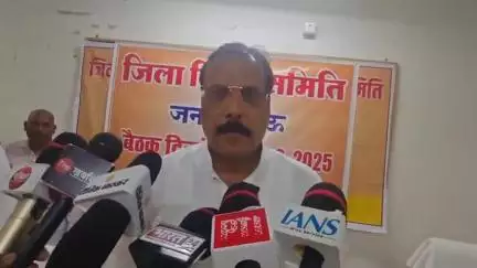 मऊ: जिला कलेक्ट्रेट में जिला निगरानी समिति की बैठक हुई, घोसी के सांसद राजीव राय रहे मौजूद