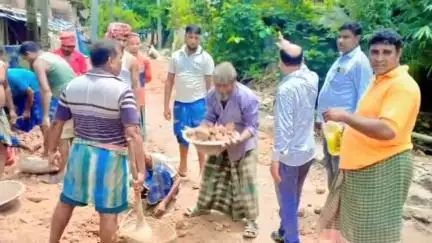 ভাঙড় ১: বোদরা আরাপপুরে বেহাল রাস্তা, নিজ তহবিলের টাকায় রাস্তা মেরামতি করালেন অঞ্চল সভাপতি