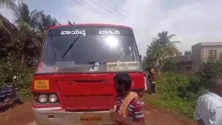 ಹಾನಗಲ್: ಸಮರ್ಪಕ ಬಸ್ ಸೌಲಭ್ಯ ಕಲ್ಪಿಸುವಂತೆ ಆಗ್ರಹಿಸಿ ಇನಾಂಯಲ್ಲಾಪುರ ಗ್ರಾಮದಲ್ಲಿ ಬಸ್ ತಡೆದು ಪ್ರತಿಭಟನೆ