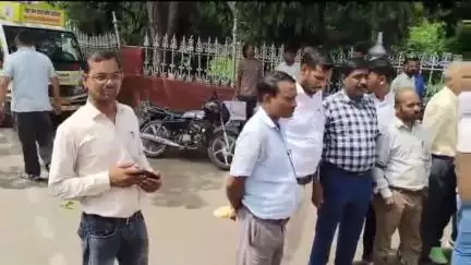 गया टाउन सीडी ब्लॉक: गया समाहरणालय के समक्ष बिहार अनुसचिवीय कर्मचारी संघ ने लंबित मांगों के लिए काला बिल्ला लगाकर प्रदर्शन किया