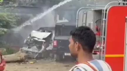 मथुरा: जैत थाने के सामने कबाड़ में खड़े खाली डीजल के टैंकर में लगी आग, 2 गाड़ियों ने आग पर पाया काबू
