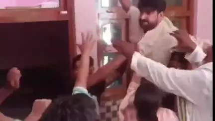 अमरोहा: गांव सहसपुर अली नगर में घरेलू विवाद के चलते पंचायत में जमकर हुई मारपीट, वीडियो वायरल, पुलिस जांच में जुटी