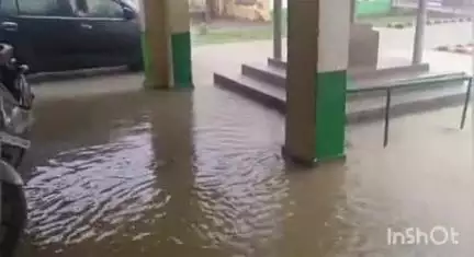 रॉबर्ट्सगंज: सोनभद्र में मूसलाधार बारिश, घोरावल स्थित कंपोजिट विद्यालय में पानी घुसा