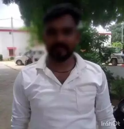 धनघटा: महुली थाना क्षेत्र के एक गांव में शादी का झांसा देकर दुष्कर्म करने के मामले में वांछित अभियुक्त को किया गया गिरफ्तार