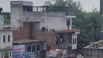 शिकोहाबाद: पक्का तालाब स्थित शिव मंदिर में बने आवास की तोड़फोड़ को एसडीएम ने रुकवाया