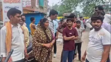 मऊरानीपुर: गरौठा चौराहे पर महिला टप्पेबाजी का शिकार, ऑटो में रखा पैसे से भरा बैग उठा ले गए टप्पेबाज, घटना सीसीटीवी में कैद