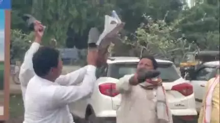 परभणी: क्रांतिकारी शेतकरी संघटनाचे उपोषण मैदानात आमदार बबनराव लोणीकर यांच्या फोटोस जोडेमारो आंदोलन
