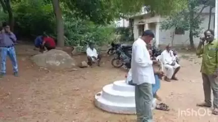 పరిగి: కుల్కచర్ల తహసిల్దార్ కార్యాలయం ముందు అధికారులు లేక పడిగాపులు కాస్తున్న రిజిస్ట్రేషన్ చేసుకోవలసిన రైతన్నలు