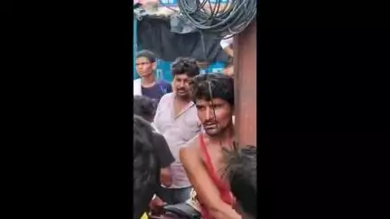 एटा: शिकोहाबाद रोड पर अनंत हॉस्पिटल के समीप चोर को स्थानीय लोगों ने पकड़कर विद्युत पोल से बांधकर पीटा
